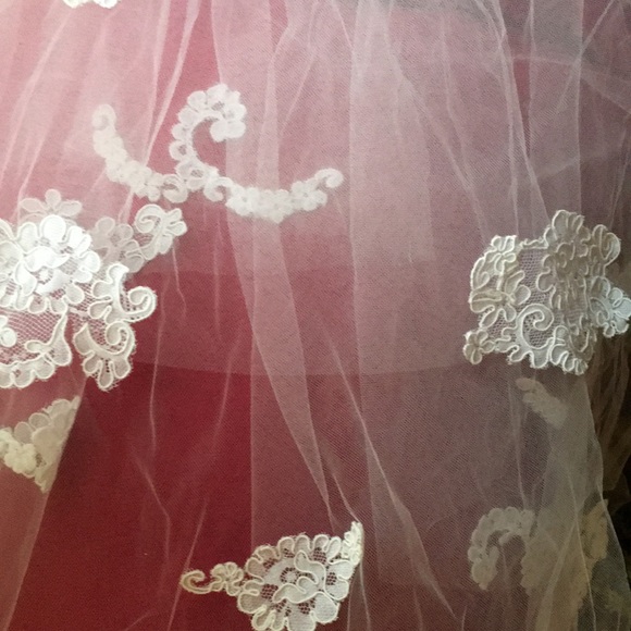 White wedding bridal veil with blusher - Picture 2 of 3